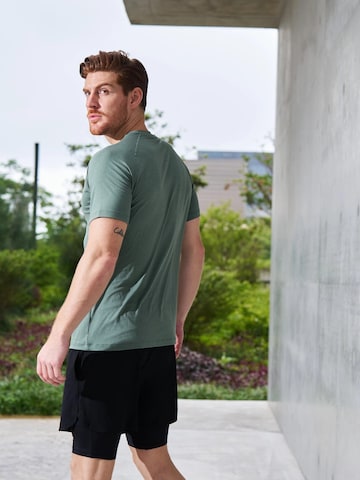 Maglia funzionale 'XFUNCTION Raglan Tee' di DRILLS Apparel in verde