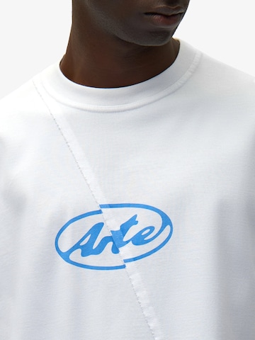 Maglietta di ARTE ANTWERP in bianco