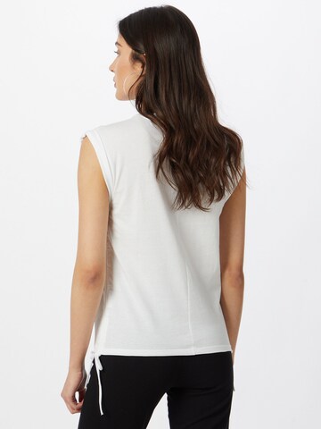 T-shirt 'Jessie' Gina Tricot en blanc
