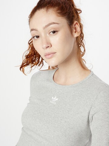 ADIDAS ORIGINALS - Camiseta 'Essentials' en gris