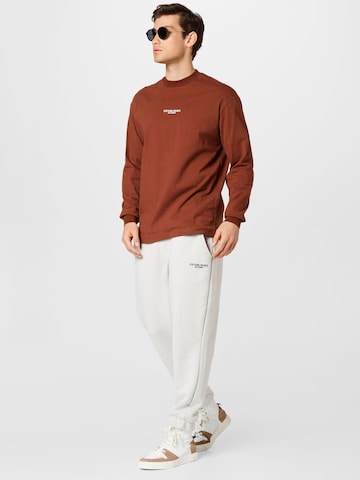 BURTON MENSWEAR LONDON Tapered Housut värissä harmaa