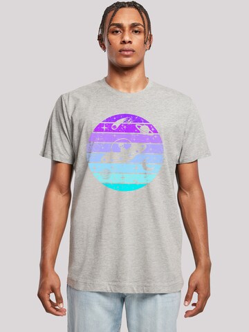 T-Shirt 'Retro Alien Weltraum Sonnenuntergang' F4NT4STIC en gris : devant