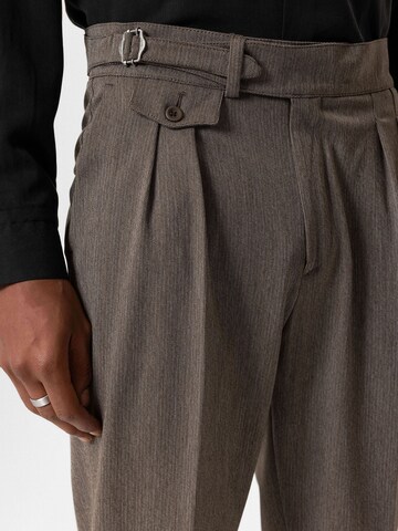 Tapered Pantaloni con pieghe di Antioch in marrone