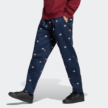 Coupe slim Pantalon ADIDAS ORIGINALS en bleu : devant