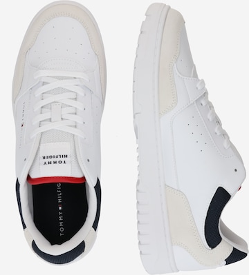 Sneaker bassa 'Basket Core' di TOMMY HILFIGER in bianco