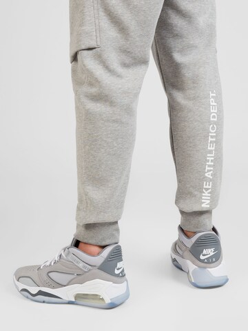 Nike Sportswear Tapered Gargohousut värissä harmaa