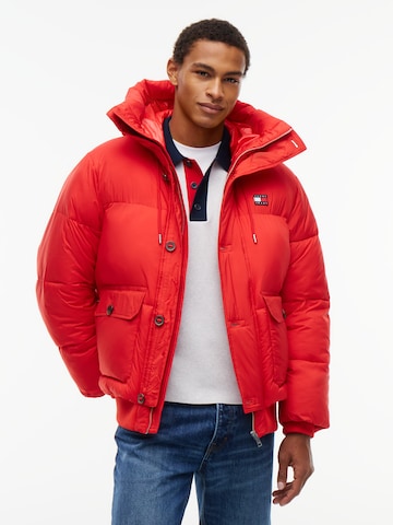 Tommy Jeans Winterjas in Rood: voorkant