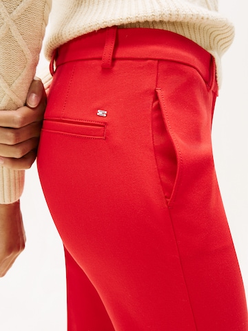 TOMMY HILFIGER Slimfit Suorat housut värissä punainen