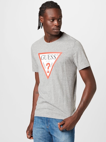 T-Shirt GUESS en gris : devant