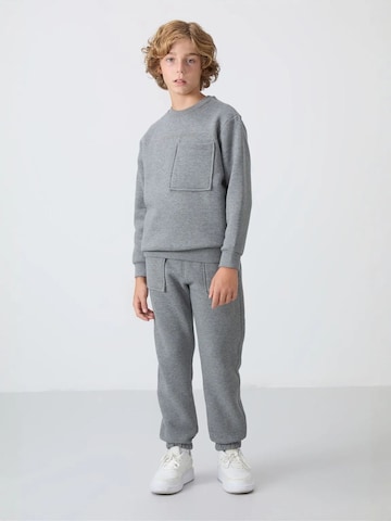 Tommy Life Trainingspak 'TOMMY Kinder Active Set' in Grijs: voorkant