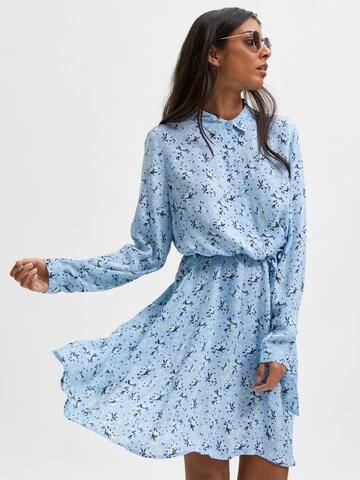Selected Femme Petite Košilové šaty – modrá