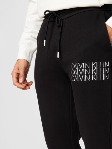 Calvin Klein Tapered Nadrág - fekete