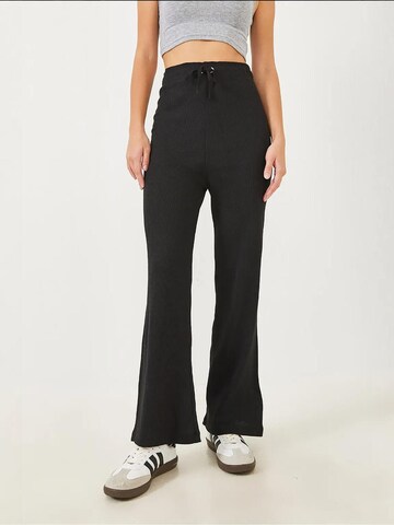 Bianco Lucci Flared Broek in Zwart: voorkant