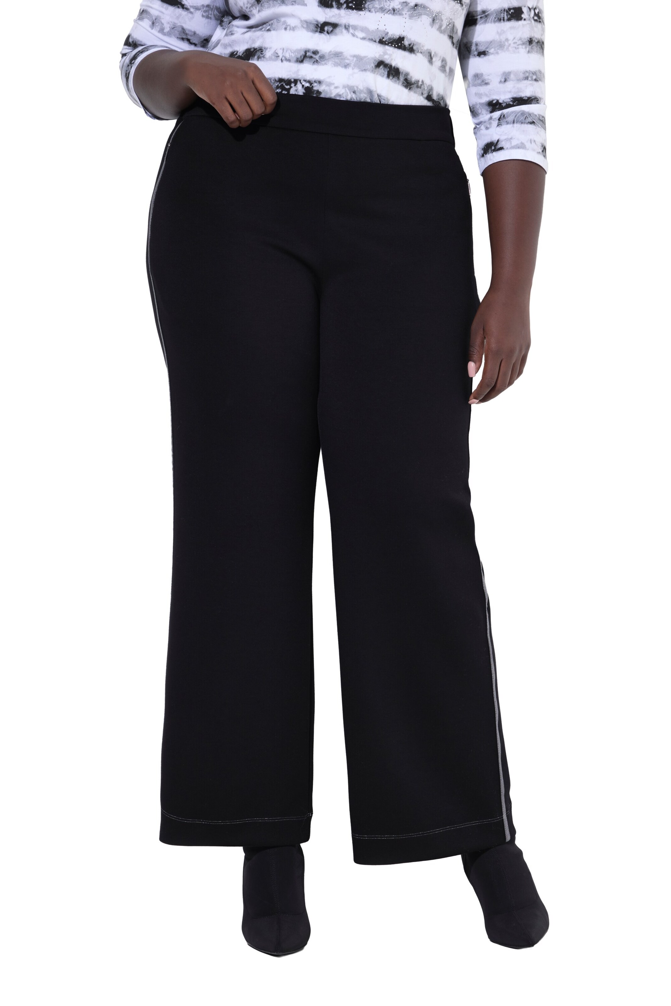 Ulla Popken Flared Jogginghose in Schwarz: Vorderseite