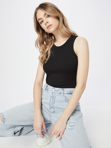 Top de la Calvin Klein pe negru: față