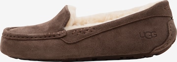UGG - Mocasines 'ANSLEY' en marrón: frente