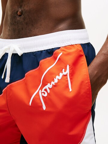 TOMMY HILFIGER Badeshorts in Rot