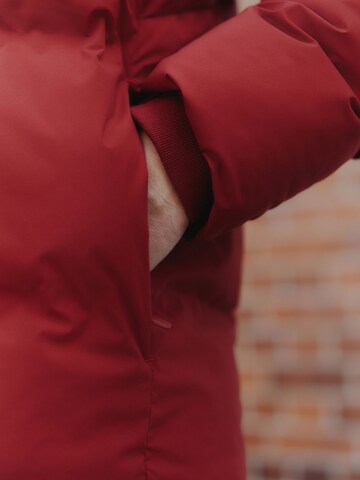 Geacă de iarnă de la Next pe roșu