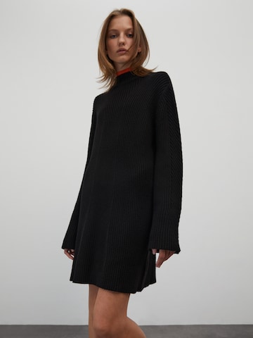 EDITED Knitted dress 'Nomi' in Black: front