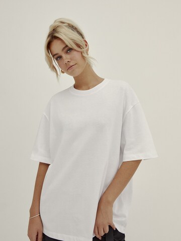 T-shirt 'Juna' millane en blanc : devant