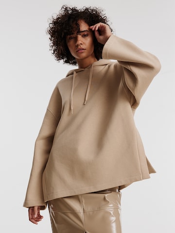 EDITED Sweatshirt 'Venja' in Beige: voorkant