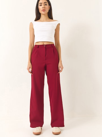 Bianco Lucci Voľný strih Plisované nohavice - Červená