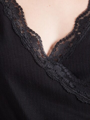 Tricou 'Cara' de la ABOUT YOU pe negru