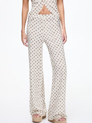 Flared Pantaloni di Pull&Bear in bianco: frontale
