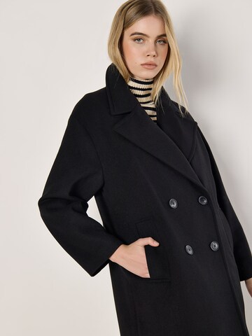 Cappotto invernale di Apricot in nero