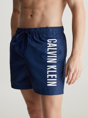 Șorturi de baie 'Intense Power' de la Calvin Klein Swimwear pe albastru: față