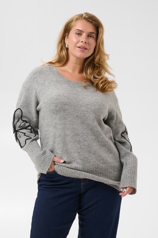Pull-over 'Erina' KAFFE CURVE en gris : devant