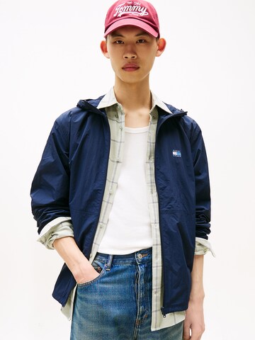 Tommy Jeans Φθινοπωρινό και ανοιξιάτικο μπουφάν σε μπλε: μπροστά