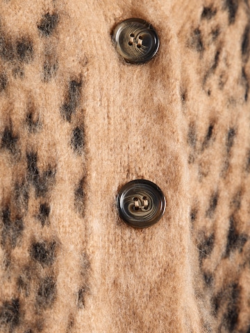 ABOUT YOU Вязаная кофта 'Frederike' в Коричневый