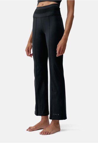 Born Living Yoga Flared Sporthose 'Maeva' in Schwarz: Vorderseite