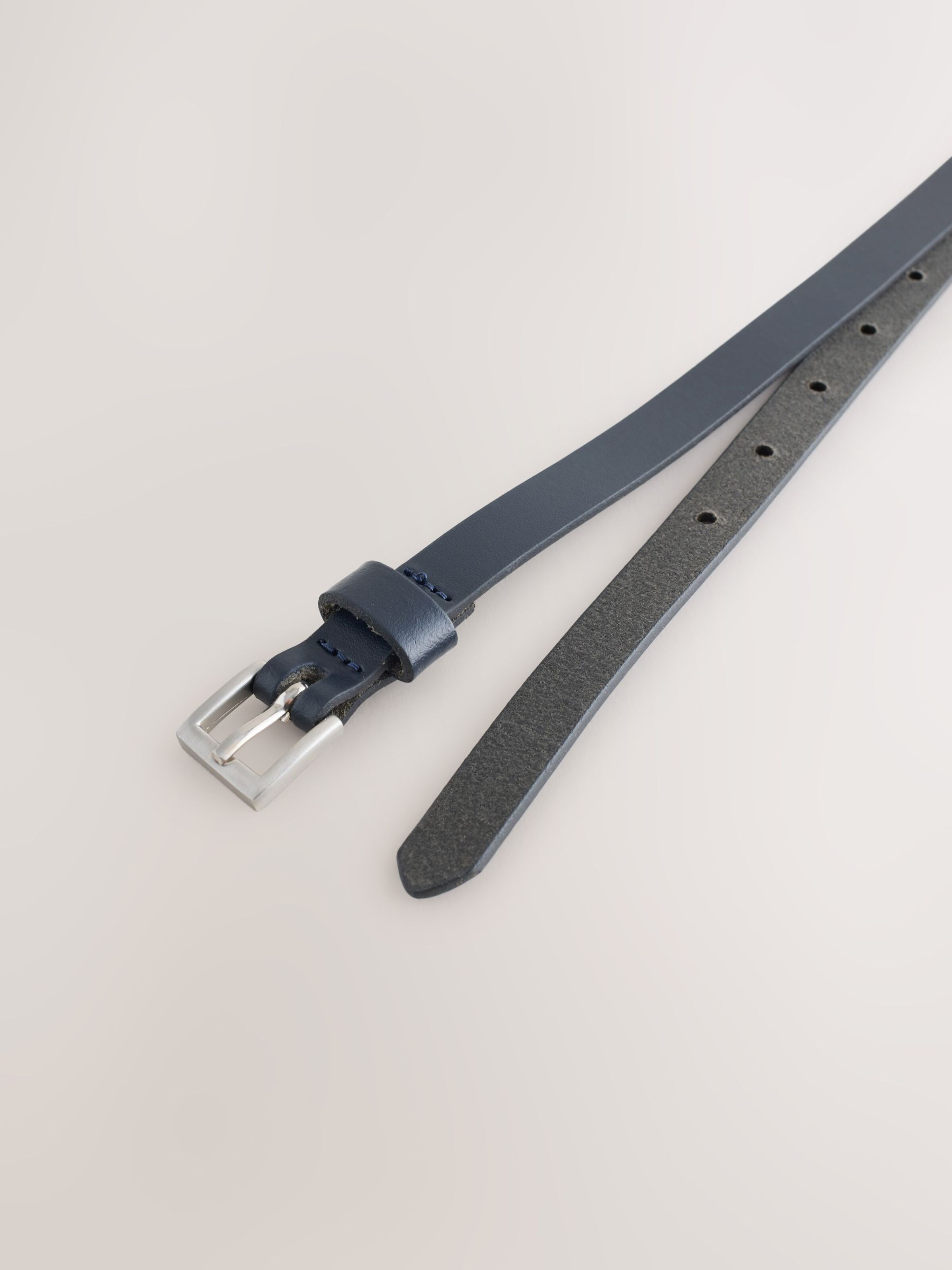 Curea de la Next pe albastru