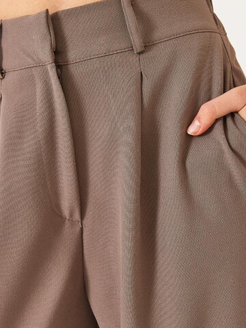 Bianco Lucci - Perna larga Calças em castanho