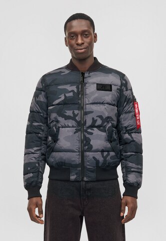 ALPHA INDUSTRIES Übergangsjacke 'Camo' in Schwarz: Vorderseite