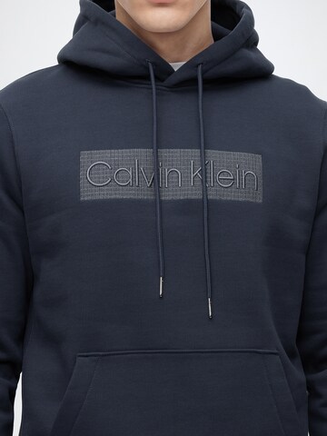 Calvin Klein Суичър в синьо