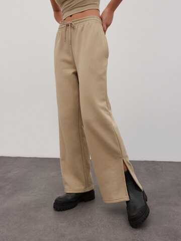 EDITED Loosefit Broek 'Sancia' in Beige: voorkant