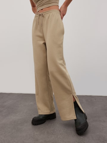 EDITED Pants 'Sancia' in Beige: front