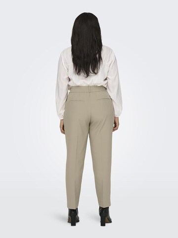 ONLY Carmakoma Slimfit Bügelfaltenhose in Beige