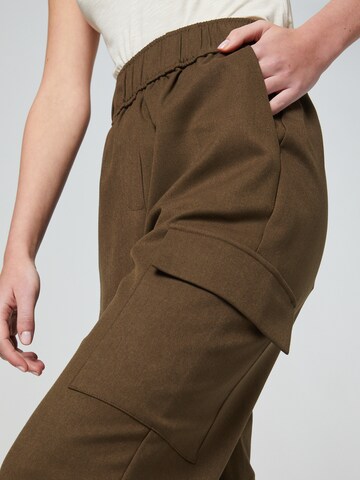 Guido Maria Kretschmer Women Tapered Cargo trousers 'Raven' in Brown