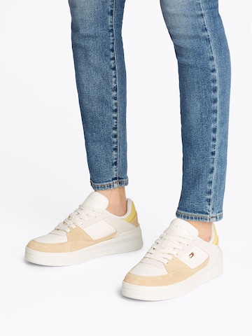 TOMMY HILFIGER Nízke tenisky 'ESSENTIAL BASKET' - Biela