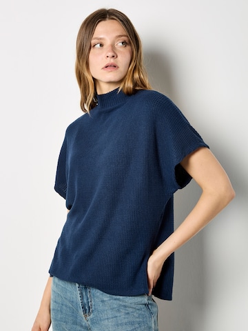 Apricot Top ' ' in Blue: front
