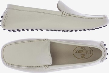 Elegance Paris Flats & Loafers in 38 in White: front