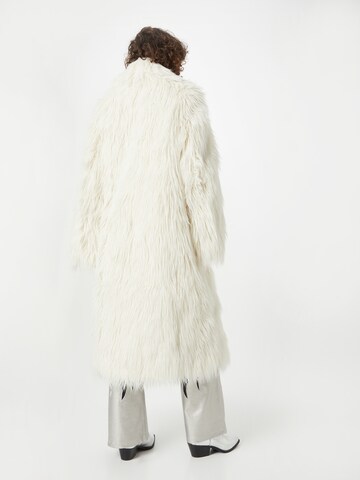 WEEKDAY Зимно палто 'Mia' в бяло