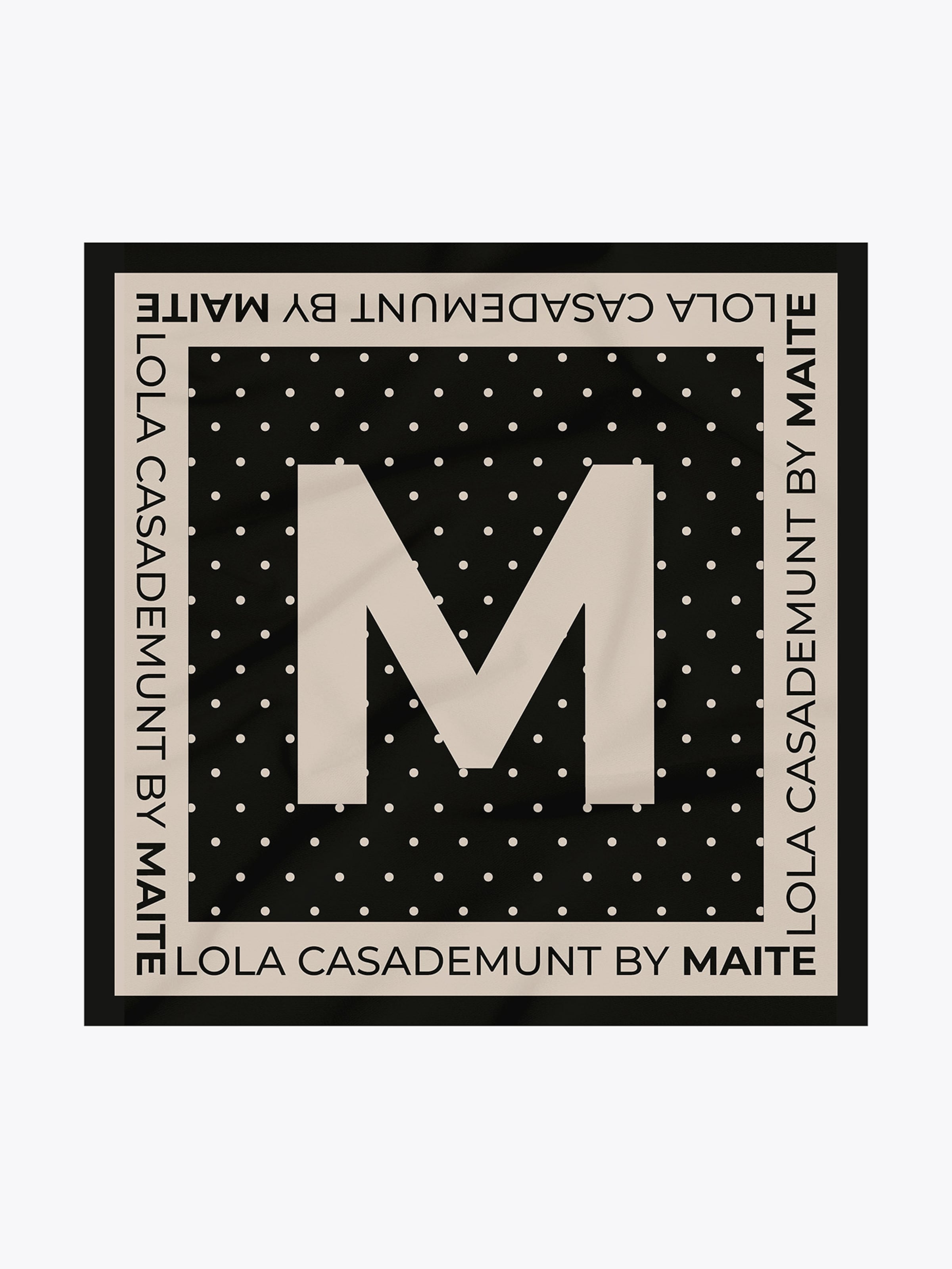 Lola Casademunt - Pañuelo en negro: frente