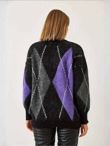 Pullover extra large di Bianco Lucci in nero