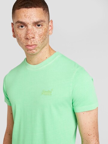 Superdry T-shirt 'Essential' i grön