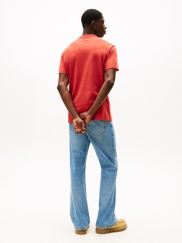 Tricou de la Tommy Jeans pe roșu